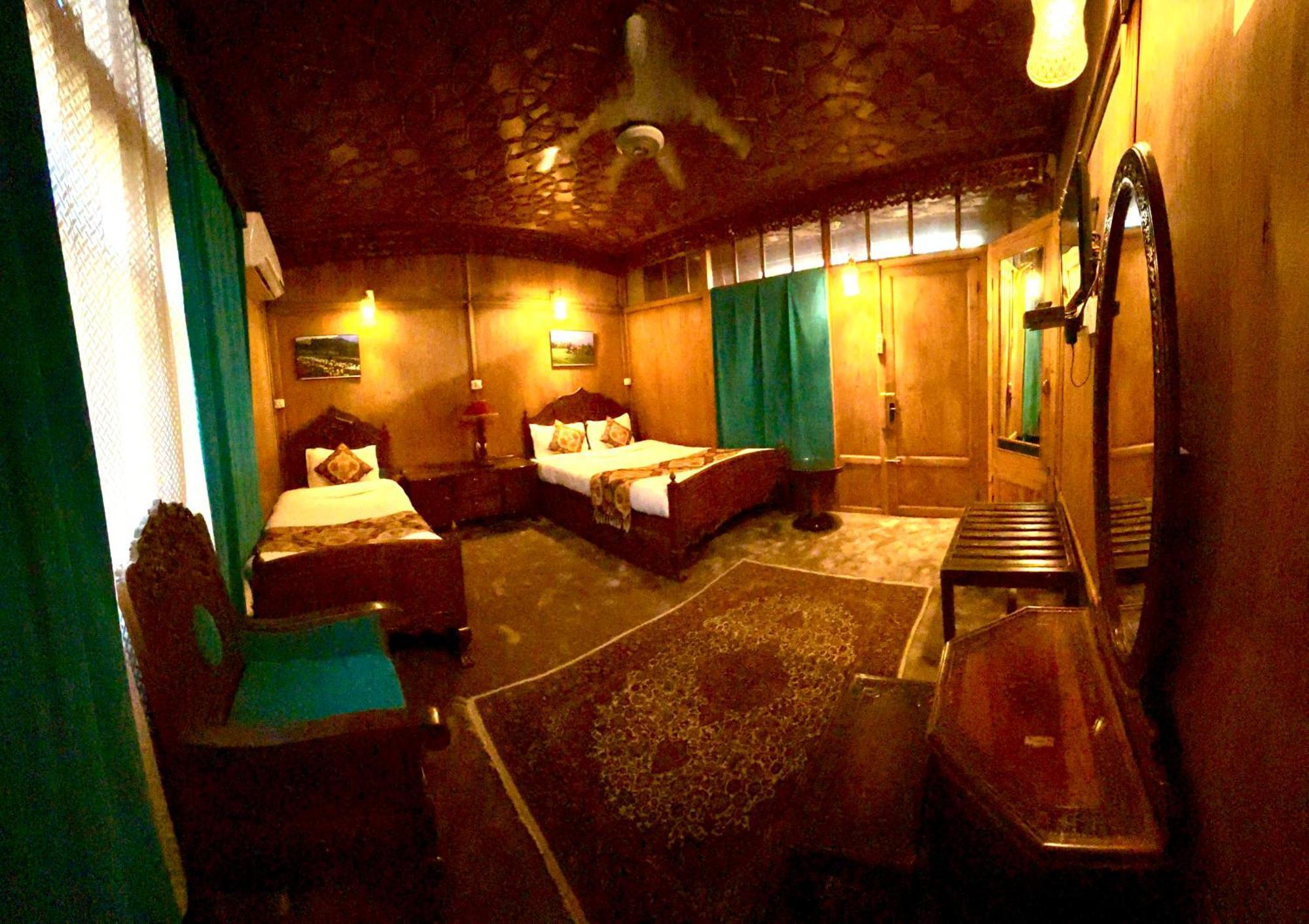 The Badyari Palace Houseboats Srīnagar Exterior foto